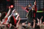 Lead singer Bono of Irish rock band U2 performs during a concert at the City of Manchester Stadium, northern England, June 14, 2005. U2 is currently on their 'Vertigo 2005' world tour. REUTERS/Darren Staples