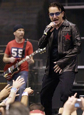 Bono, right, and The Edge perform onstage during U2's first of two sold-out performances in Toronto Thursday May 24, 2001; Photo: CP PHOTO/Aaron Harris <br />