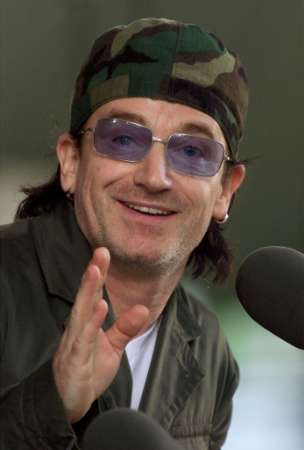 Bono, lead singer of the rock group "U2," addresses the 2001 graduating class of Harvard College during class day ceremonies June 6, 2001 in Harvard Yard in Cambridge, Massachusetts. Bono, chosen by the graduates to address them on class day, spoke extensively about his efforts on behalf of debt relief for third world countries. REUTERS/Jim Bourg