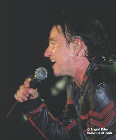 Bono-mic6.jpg