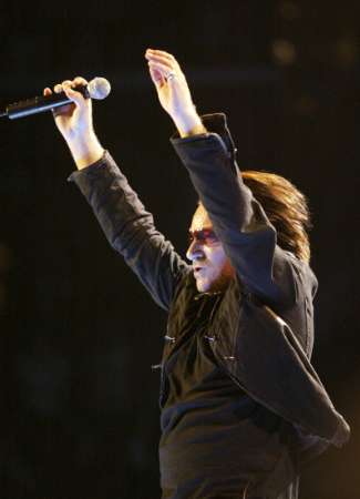 Irish rock group U2's lead singer Bono performs at the Staples Center in Los Angeles, California April 6, 2005. U2 began their 'Vertigo' world tour in California. REUTERS/Lee Celano