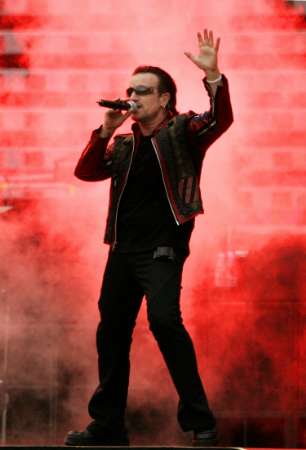 Lead singer Bono of Irish rock band U2 performs during a concert at the City of Manchester Stadium, northern England, June 14, 2005. U2 is currently on their 'Vertigo 2005' world tour. REUTERS/Darren Staples