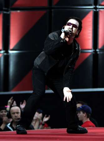 Irish band U2 vocalist Bono performs during the band's concert in Switzerland at the Letzigrund stadium in Zurich, July 18, 2005. REUTERS/Siggi Bucher