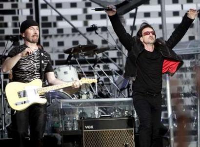 Irish band U2 vocalist Bono (R) and guitarist The Edge perform during the band's concert in Switzerland at the Letzigrund stadium in Zurich, July 18, 2005. REUTERS/Siggi Bucher