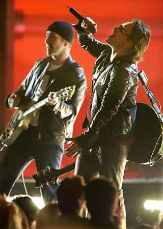 U2's Bono (R) and The Edge perform the opening song at the 44th Annual Grammy Awards in Los Angeles February 27, 2002. U2 won Grammys for Record of the Year, Best Pop Performance By A Duo Or Group With Vocal, Best Rock Performance By A Duo Or Group With Vocal and Best Rock Album. Photo by Gary Hershorn/Reuters