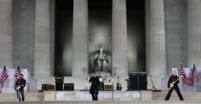 U2 performs during the We Are One: Inaugural Celebration at the Lincoln Memorial in Washington January 18, 2009. REUTERS/Jason Reed UNITED STATES)