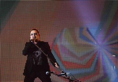 Lead singer Bono of the band U2 performs at the 51st annual Grammy Awards in Los Angeles, February 8, 2009. (Lucy Nicholson/Reuters)
